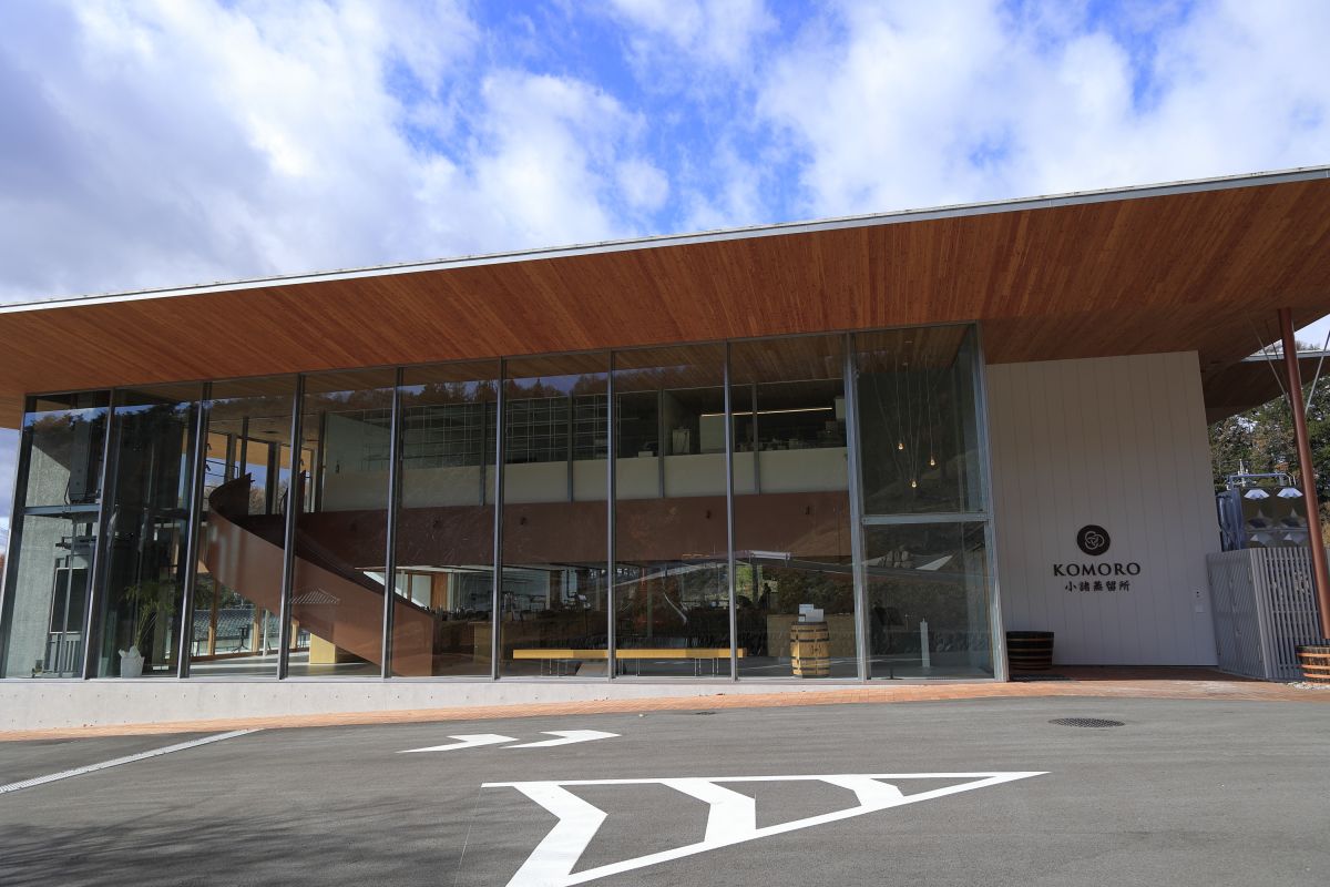 東信唐松など地元の自然素材をできる限り使い、時とともに円熟味を増すウイスキーと同じく経年変化を楽しめる造りに