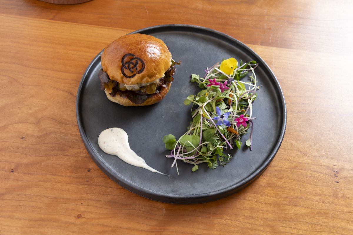 地元のリンゴジュースを練り込んだバンズや味噌を使ったソースが特徴の「KOMOROスライダー」1200円