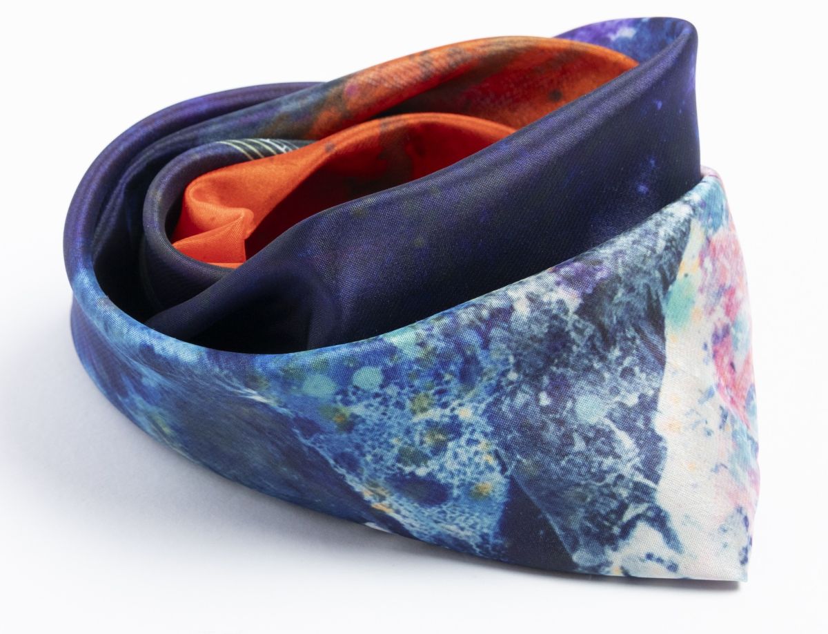 中島範雄の絵画をモチーフに、ウイスキーの香りをイメージする箇所を切り出してスカーフに落とし込んだ「スカーフ(rich&spicy)」8580円