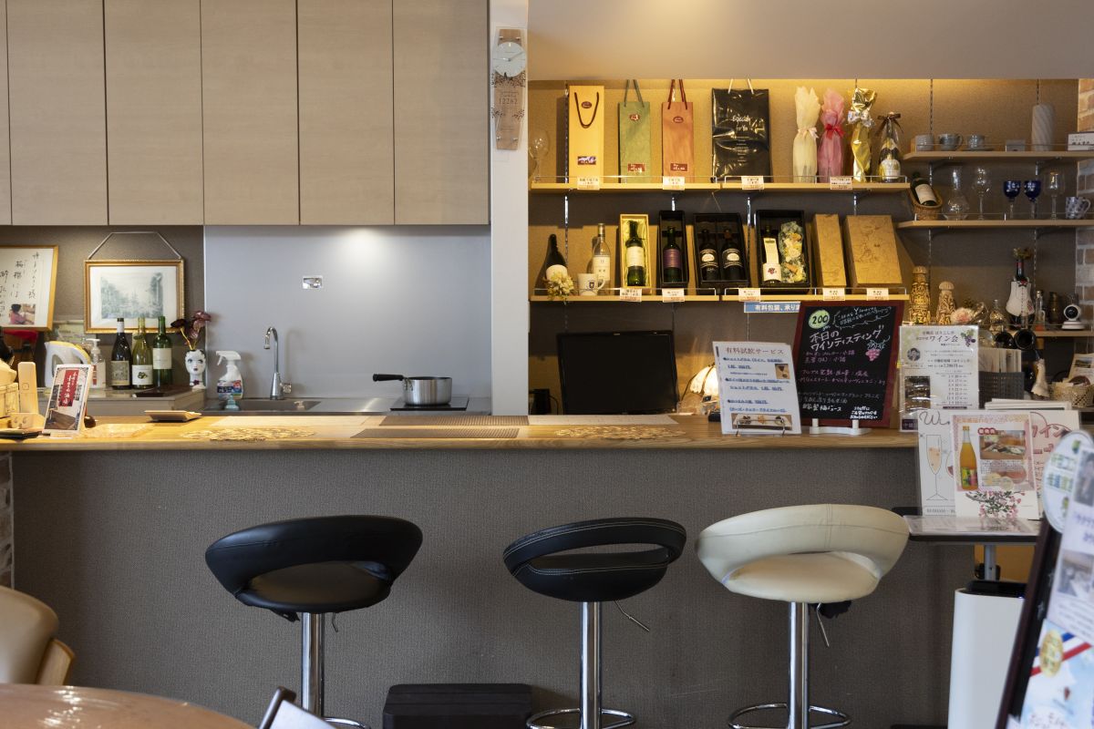 店内のカウンターで常時数種類のワインがテイスティングできる