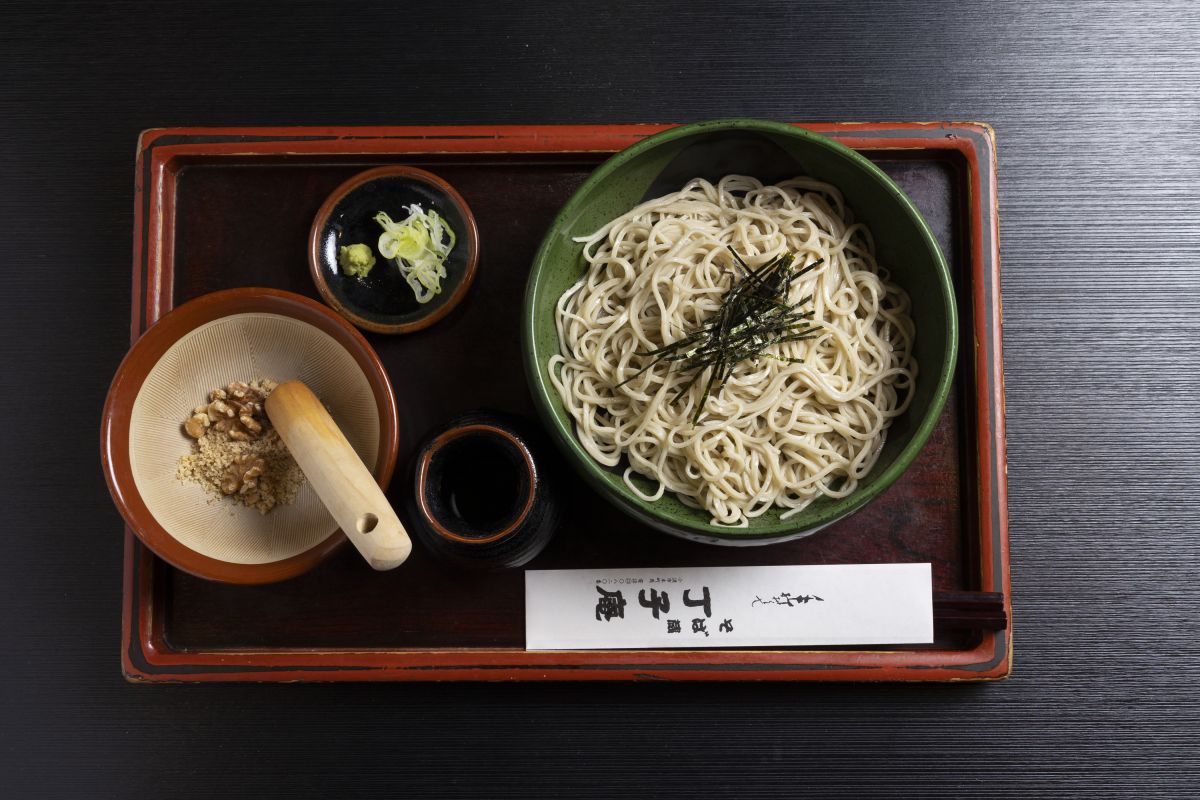 名物「くるみそば」1265円。くるみの香ばしさがそばの風味を際立たせる