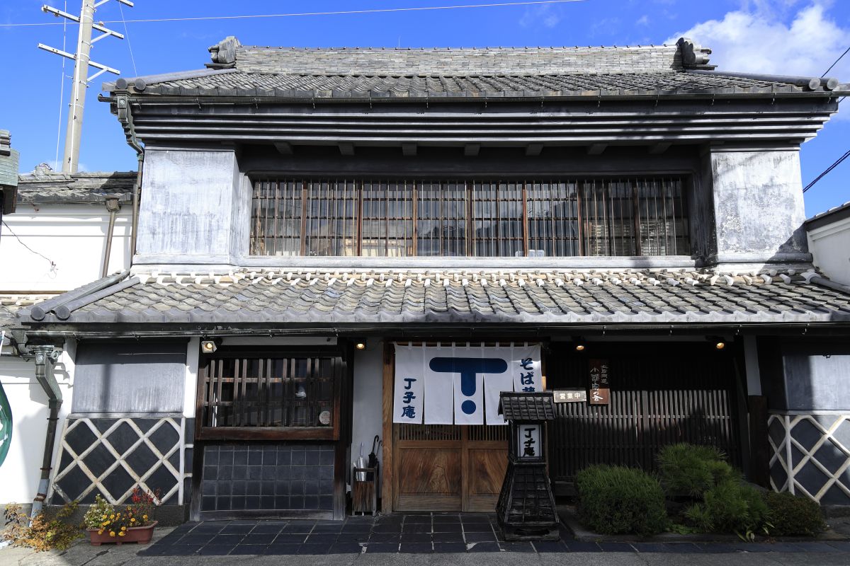 店舗は明治15年(1885)に穀屋として造られた黒磨き漆喰の蔵造り