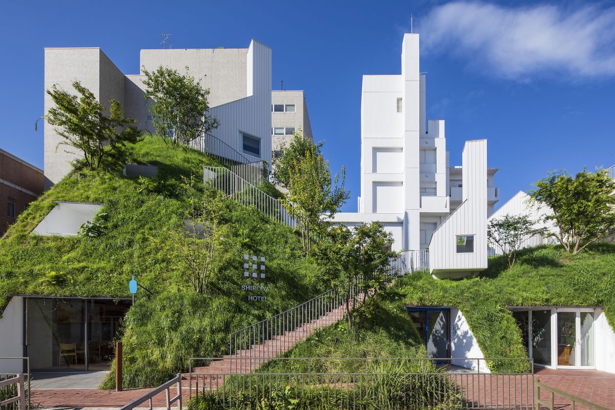 馬場川側に立つグリーンタワー。客室は「土手」を模した斜面の中に内包されている/©Shinya Kigure