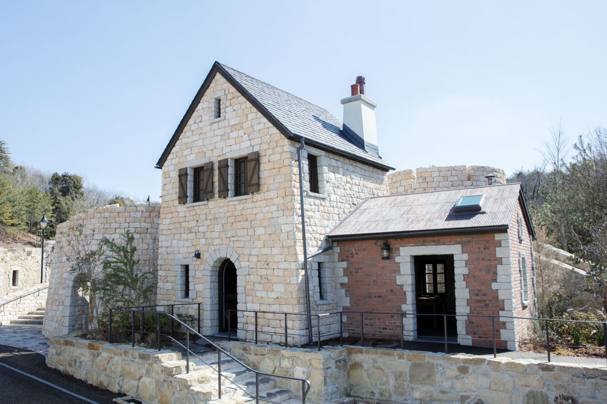 「飛行機乗りの塔」外観 Ⓒ Studio Ghibli