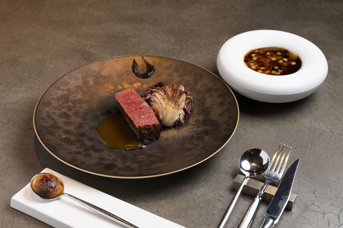 ディナーコース(10種1万5000円)には、郷土料理をアレンジしたOKIRIKOMIや、デザートのYAKIMANJUも。メインは赤城牛のロースト