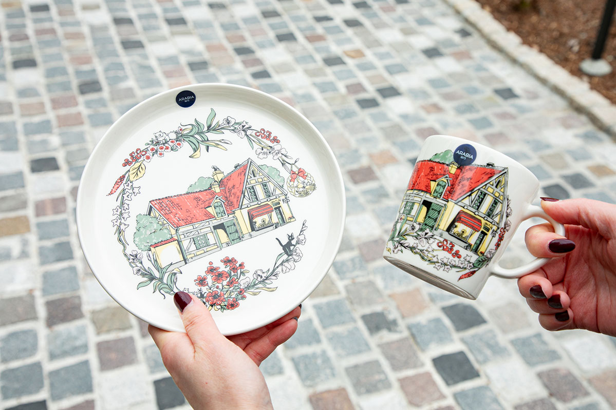「ARABIA×GHIBLIPARKプレート（全3種）」各4950円（写真左）、「ARABIA×GHIBLIPARKマグ（全3種）」各4400円（写真右）