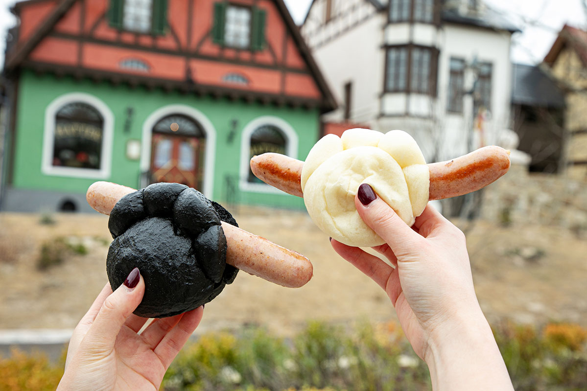 「ネコの手ドッグ（黒・白）」各990円