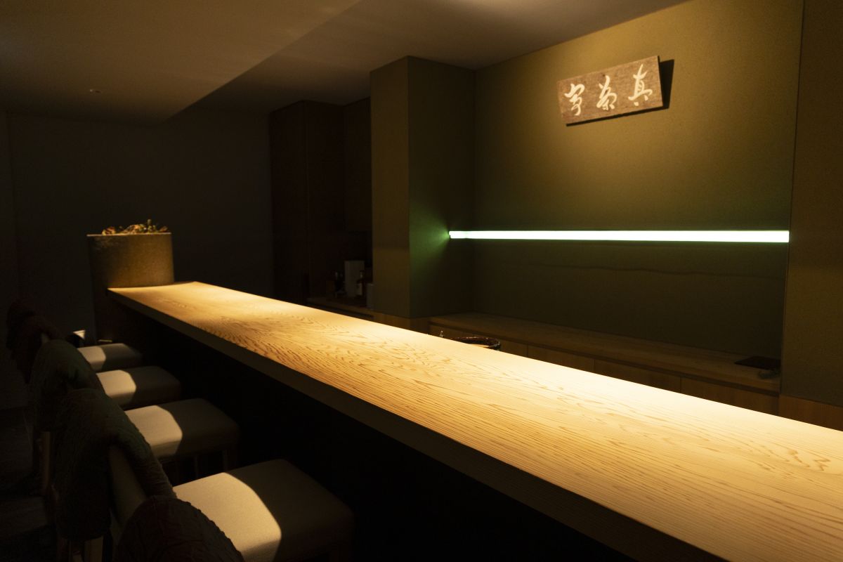 杉材で仕立てられたカウンターの美しさが際立つ特別空間