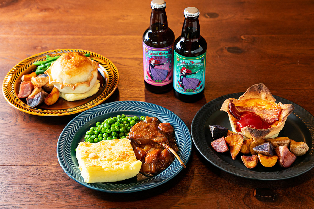 「ミートパイ」1850円（写真左奥）、「魔女の谷のシェパーズパイ」2500円（写真中央手前）、「魔女の谷のビール」1100円（写真中央奥）、「ナポリタンのキッシュ」1850円（写真右）