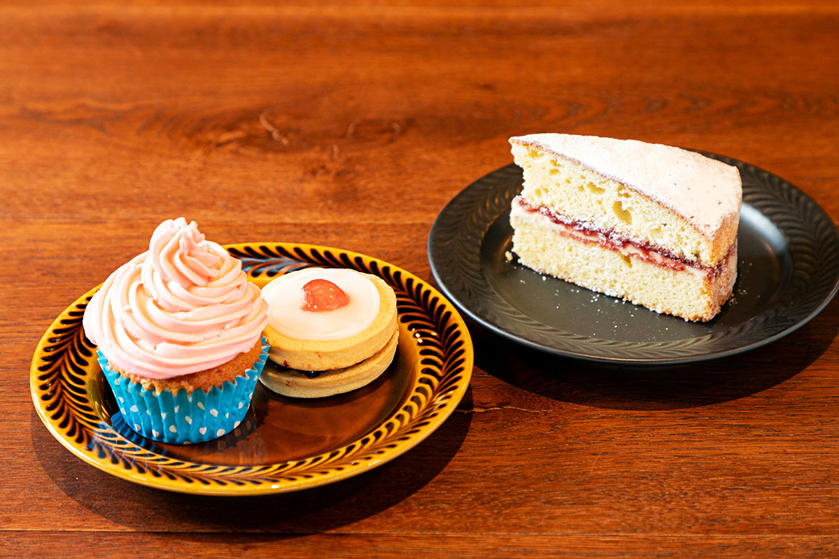 「ジャムクッキーとカップケーキ」1000円（写真左）、「ヴィクトリアスポンジケーキ」700円（写真右）