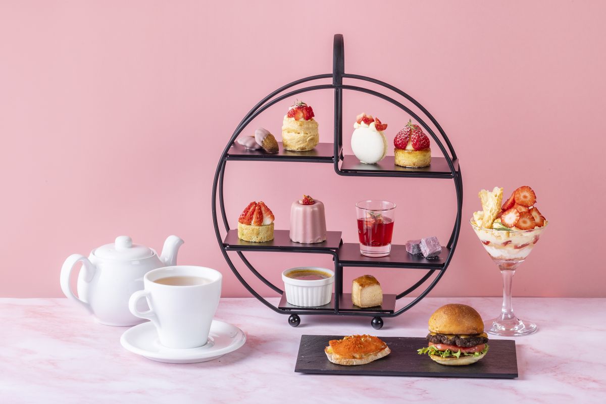 1日10食限定のアフタヌーンティー(4500円、前日18時mでに要予約)は、10種類のスイーツとプチハンバーガー、ブルスケッタが付く