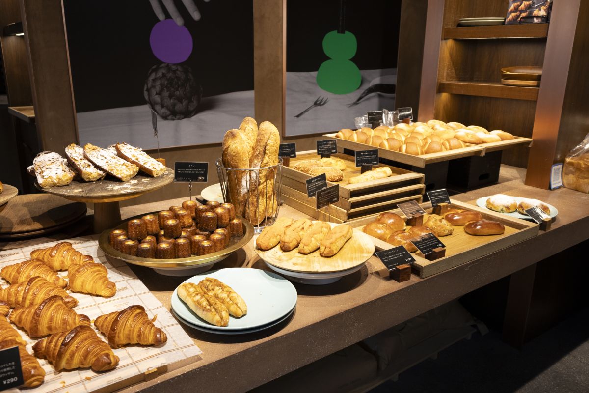 焼きたてのぱんがずらりと並ぶ店内