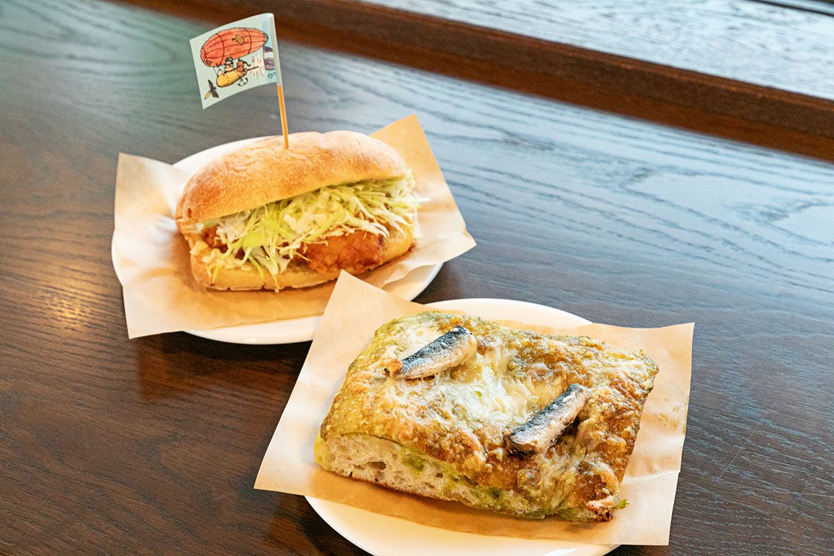 新メニューの一部「油淋鶏サンド」850円（写真左）、「しかくいピザ オイルサーディン」850円（写真右）