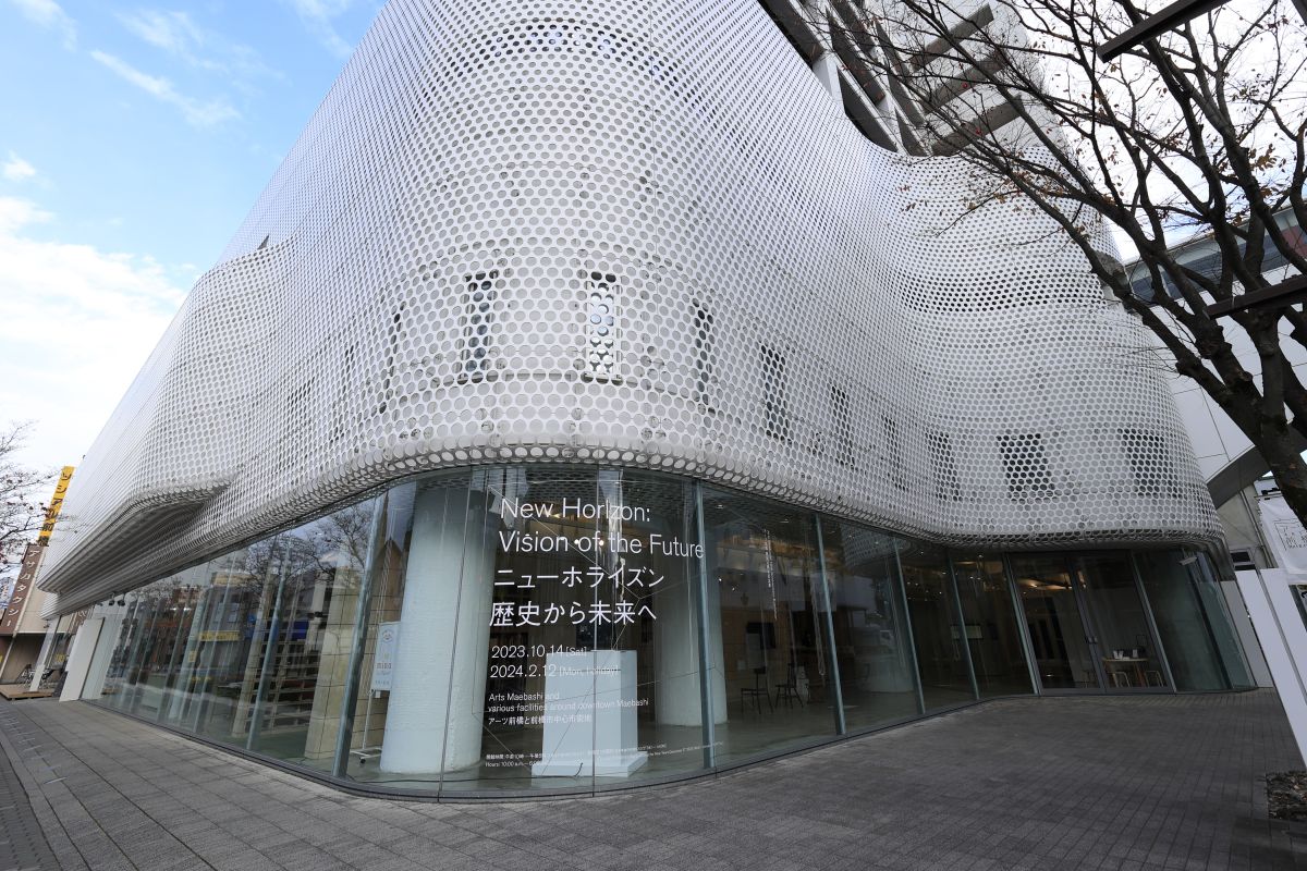 印象的な白いパンチングメタルの外壁