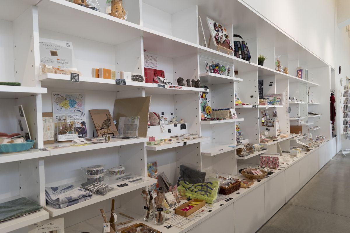 minaとはアイヌ語で笑顔という意味。店内には笑顔になるグッズが並ぶ