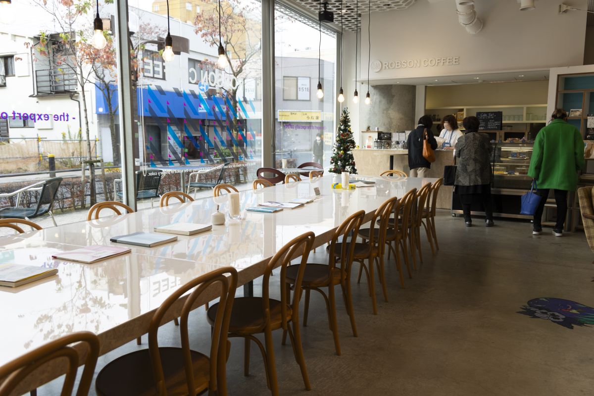 ガラス張りの外観から日差しが注ぎ、ゆったりとランチやカフェタイムが過ごせる