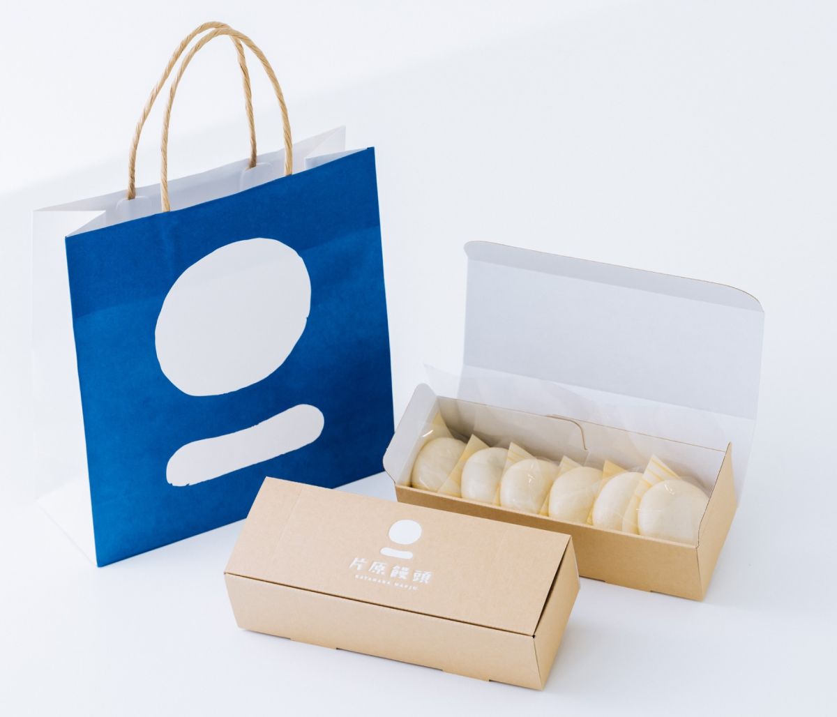 片原饅頭6個入り1250円(袋は別途50円)。前日までの予約を優先して販売