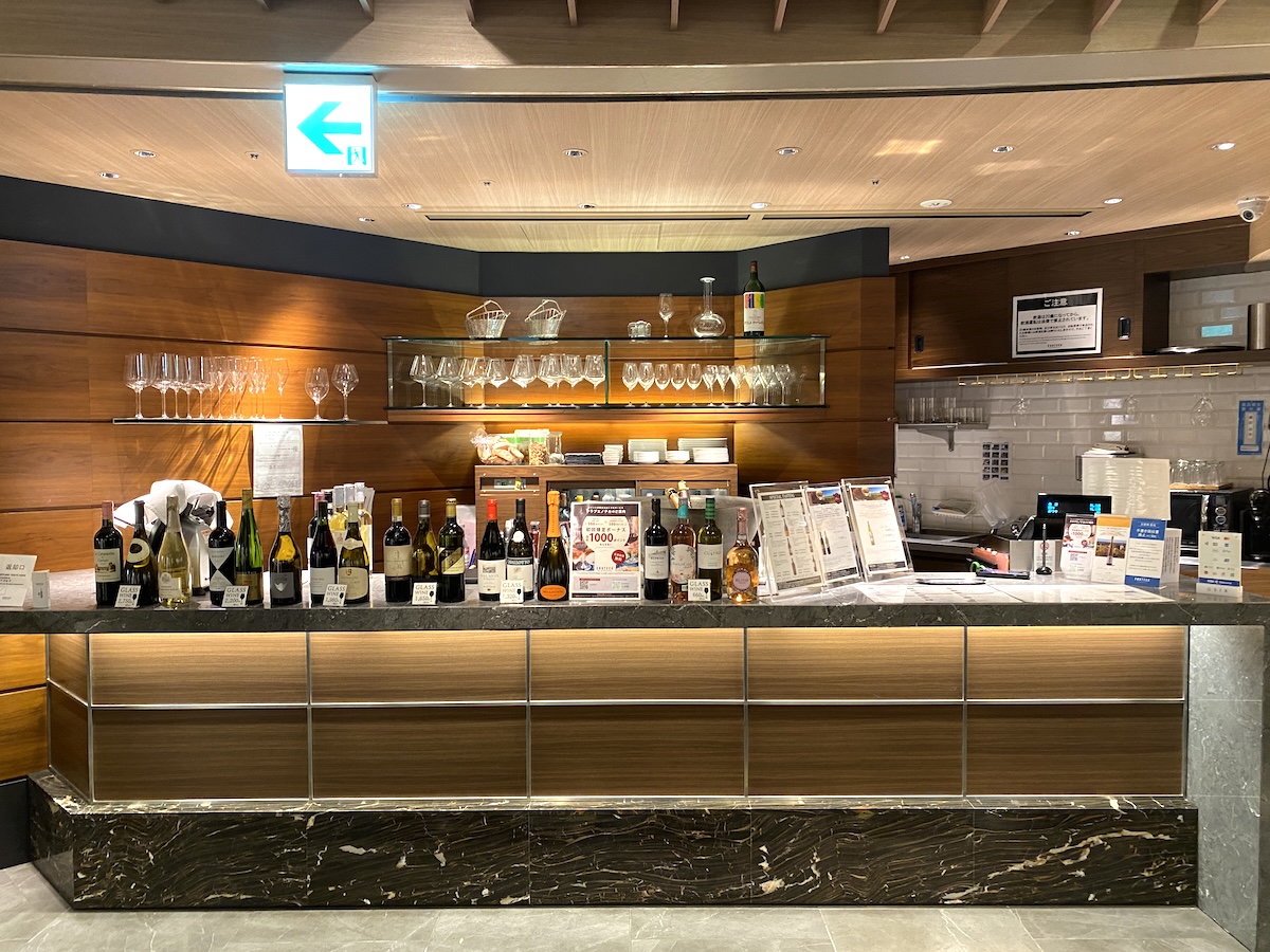 オーダーと商品の受け取りはバーカウンターおこなう