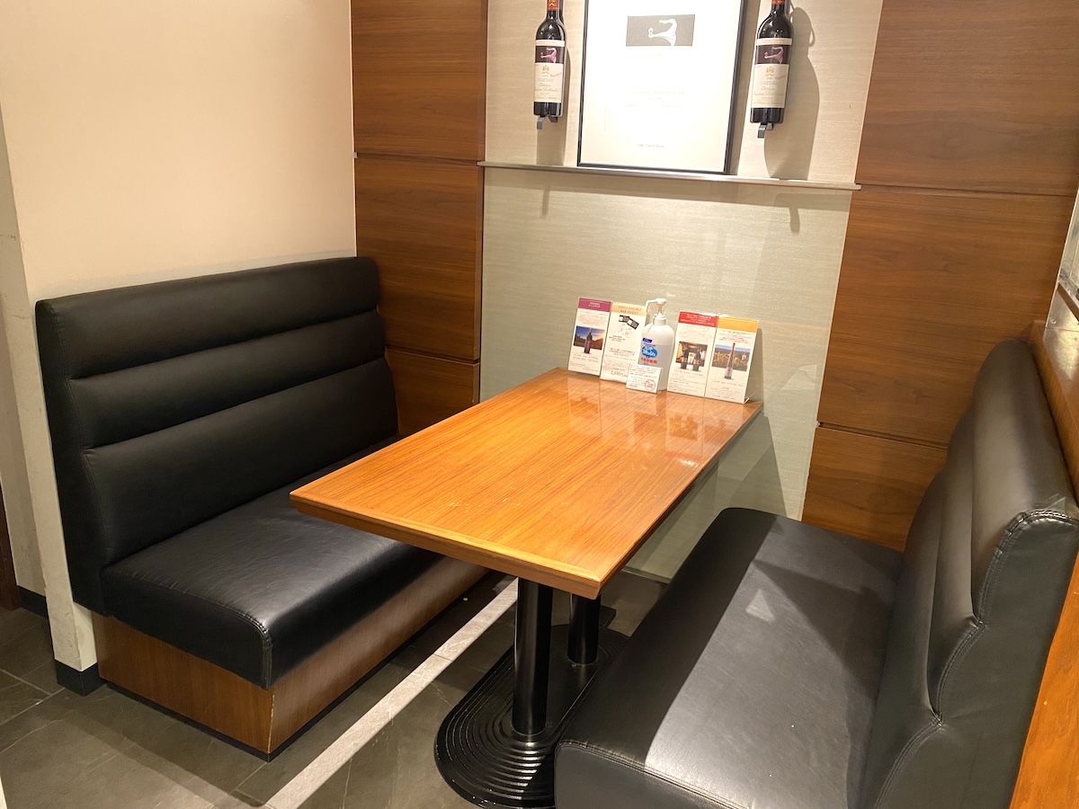 2〜4人がけのソファ席も