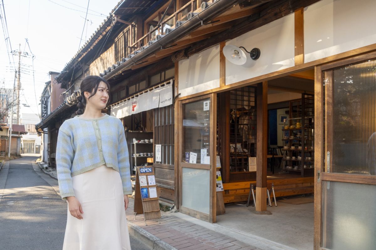 中央の入口から奥のお店や2階へ