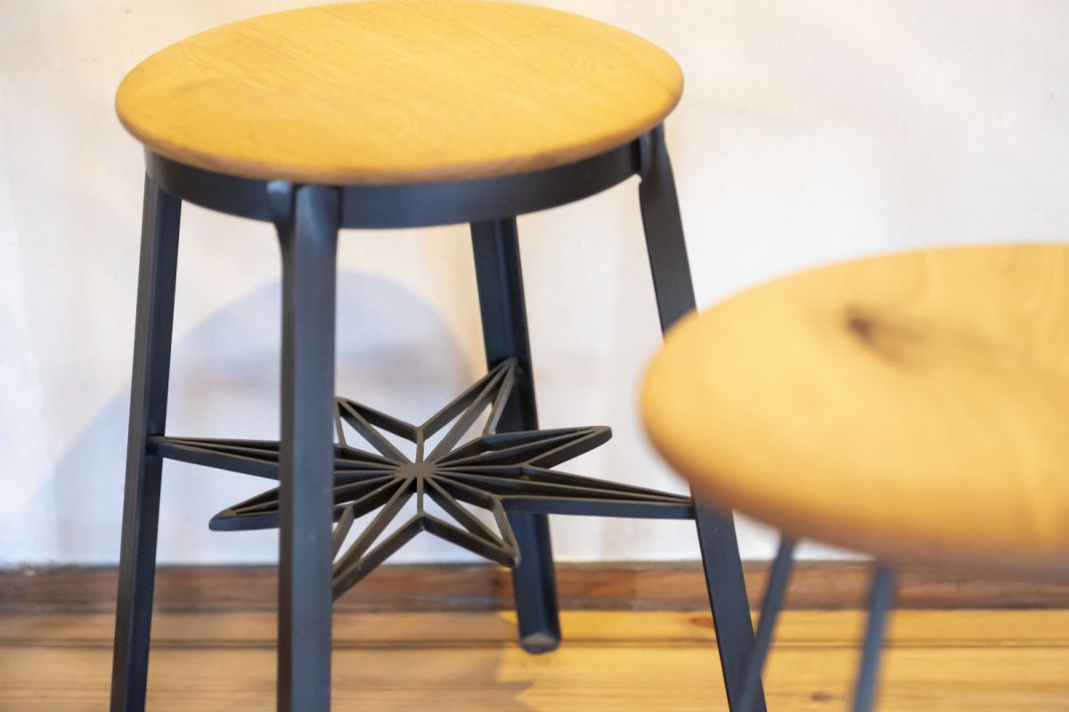 アイアンと木のぬくもりが調和するスツール