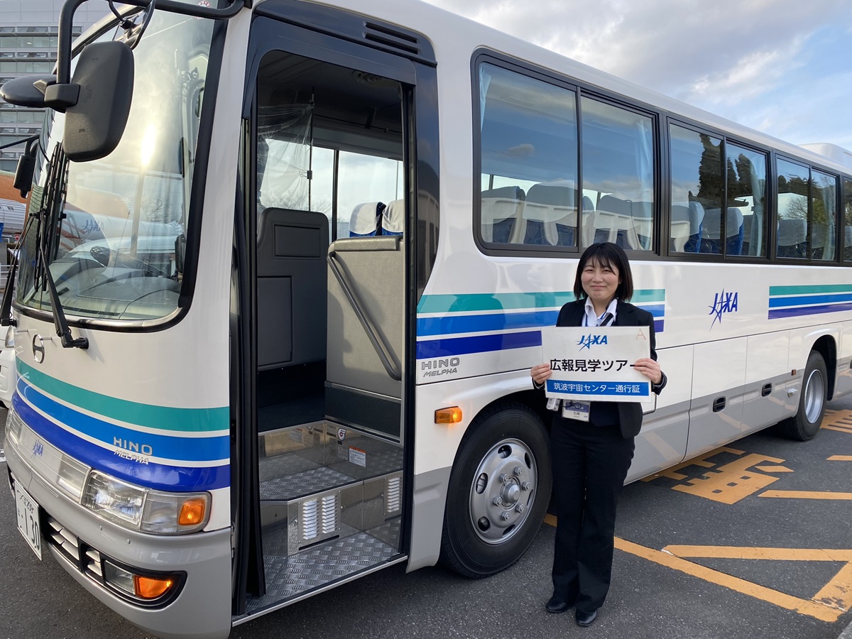 ツアー専用バスとわかりやすく説明してくれるガイドさん