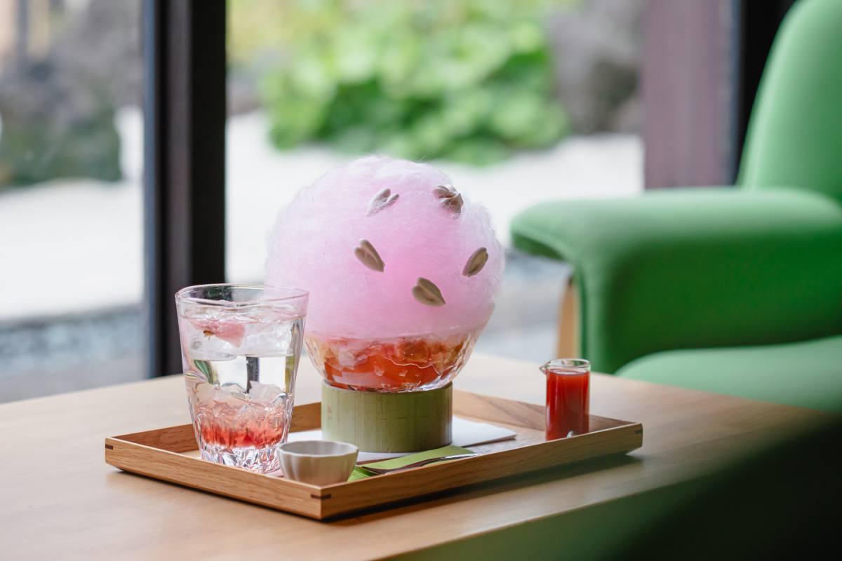 桜ぱふぇ（ドリンク付）1870円～。写真は季節限定の桜炭酸水（ソーダ）とのセット1980円