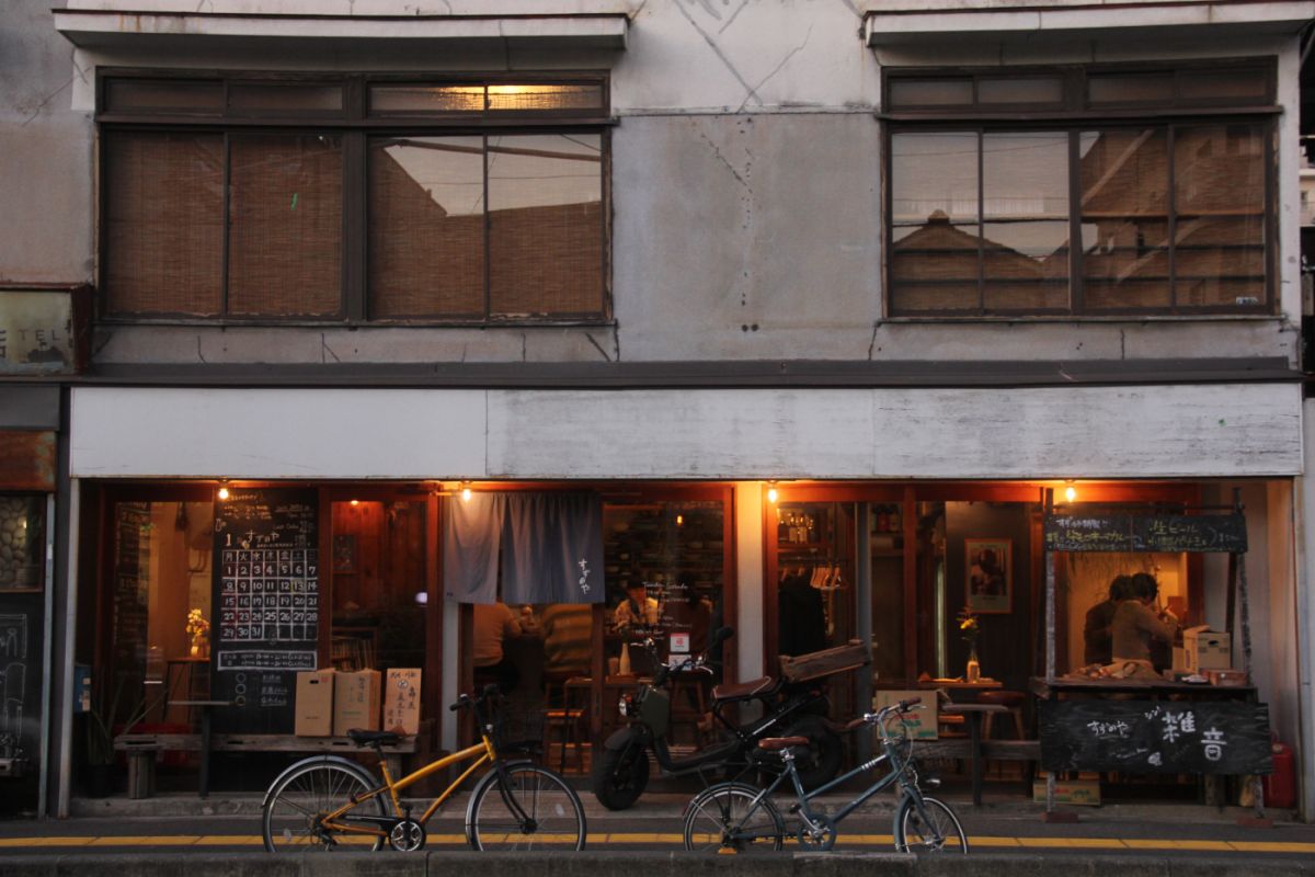 地元客で賑わう夕暮れ時