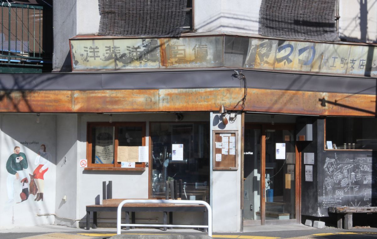 交差点の角にある小さな焙煎所