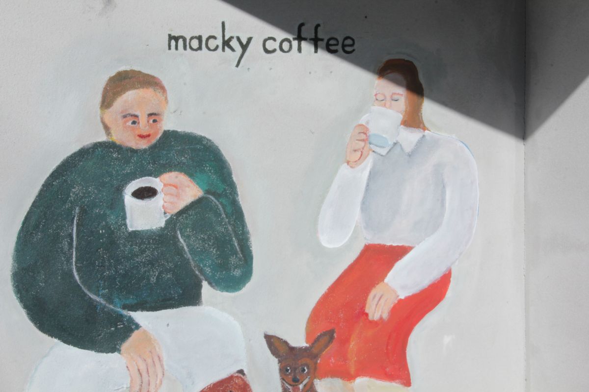 屋外の休憩コーナーに描かれたイラスト