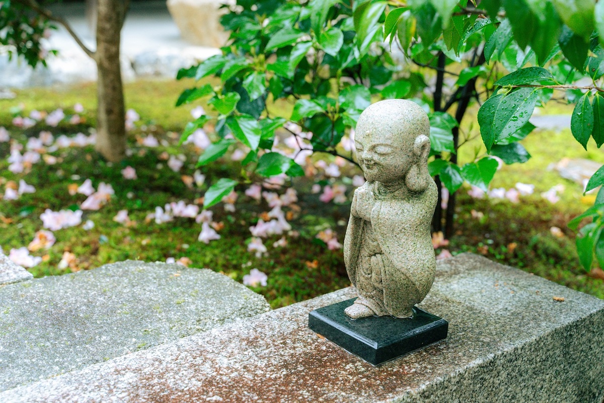 ヨガのポーズをするお地蔵様