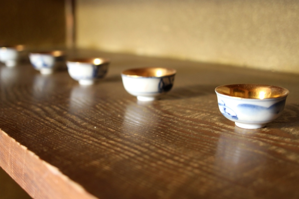 店内にはもともと家にあったものや骨董品店で購入したアンティークが並ぶ