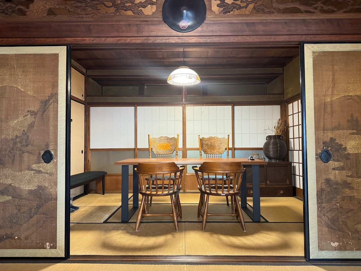 襖の向こうにはイスが備わったテーブル席も