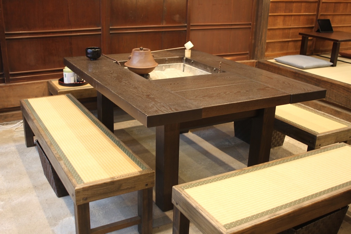 裏千家師範代が目の前で抹茶を点ててくれる「抹茶体験」もある