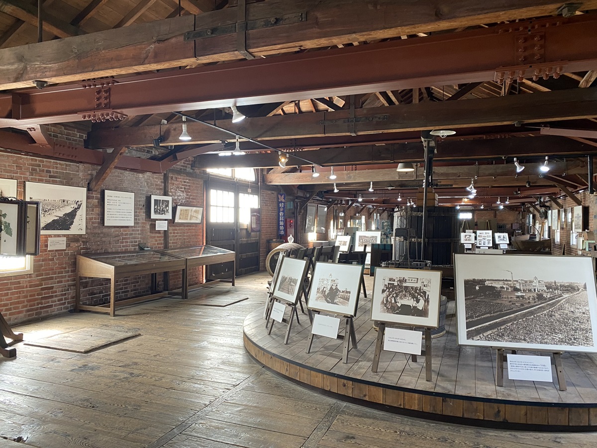 貴重な資料や写真、当時の醸造道具などが展示されている