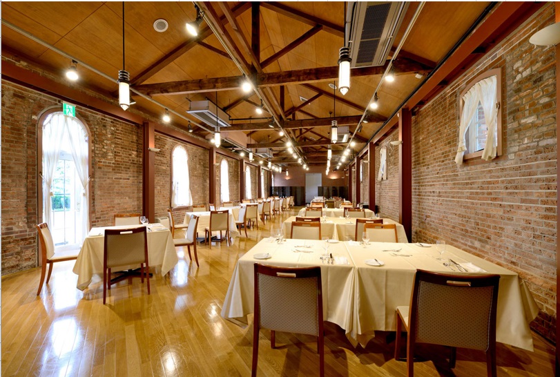 天井が高く、煉瓦の温もりが感じられる店内