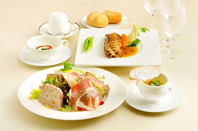 ランチ、ディナーともにコース料理。ランチ2500円～、ディナー3500円～。写真はイメージ
