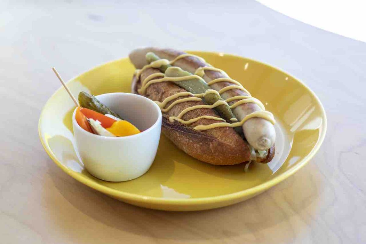 広島市の名店の特注ソーセージを使用した「サンドイッチ」1200円