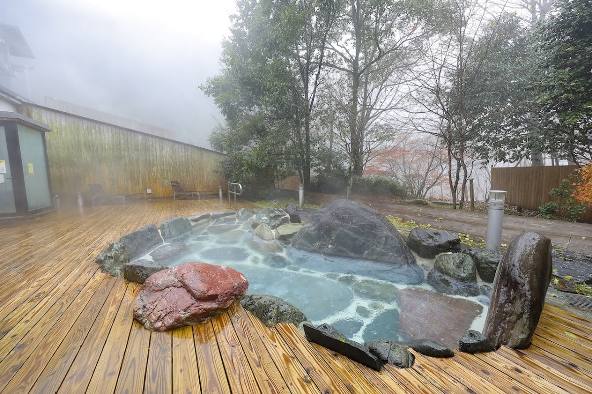 「太郎川公園」内にある「雲の上の温泉」の露天風呂