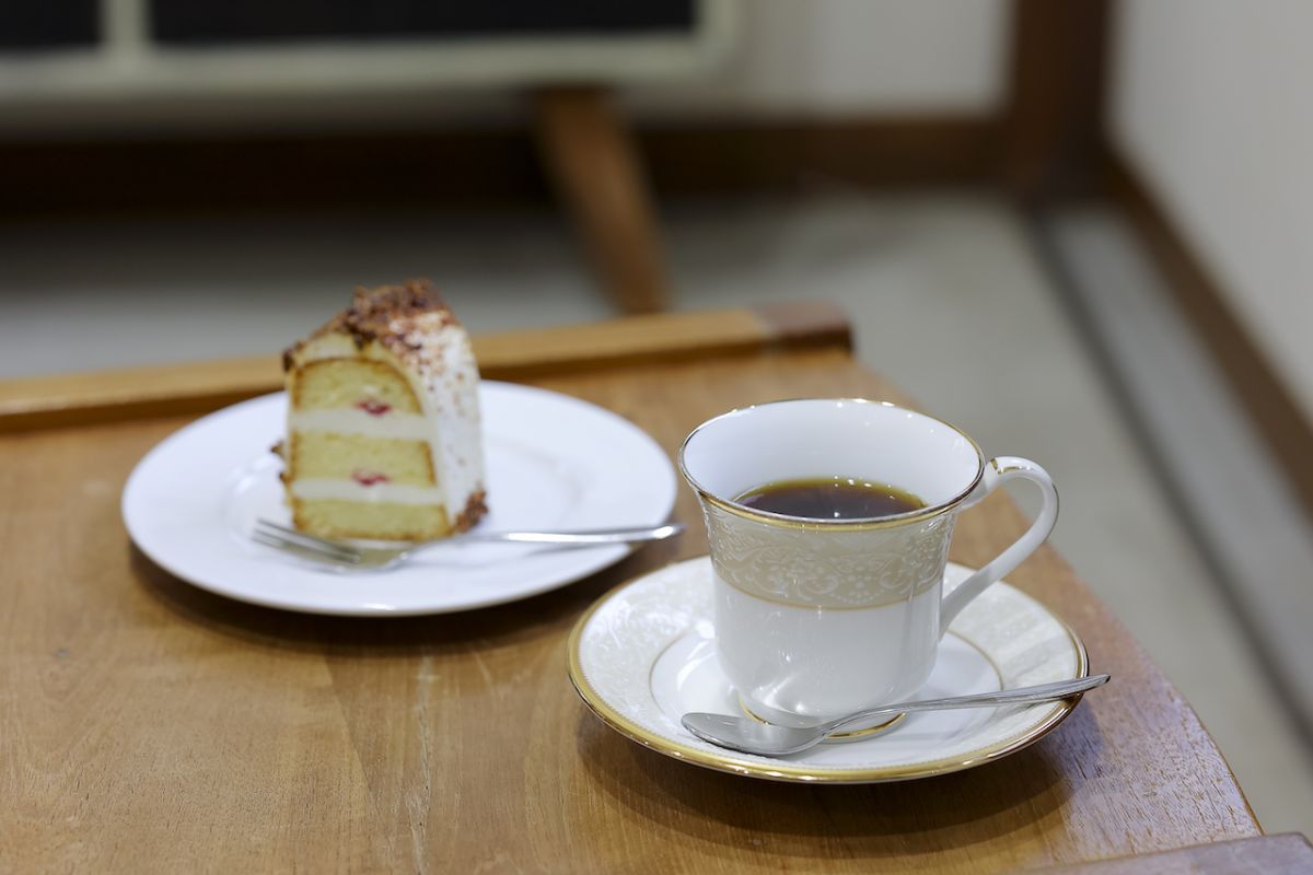 苦味と酸味のバランスがとれた「FLAGブレンド」530円と「バタークリームケーキ」450円