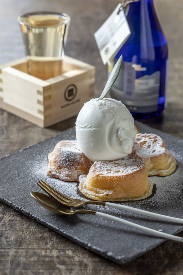 「フレンチトーストと日本酒のセット」（1700円）