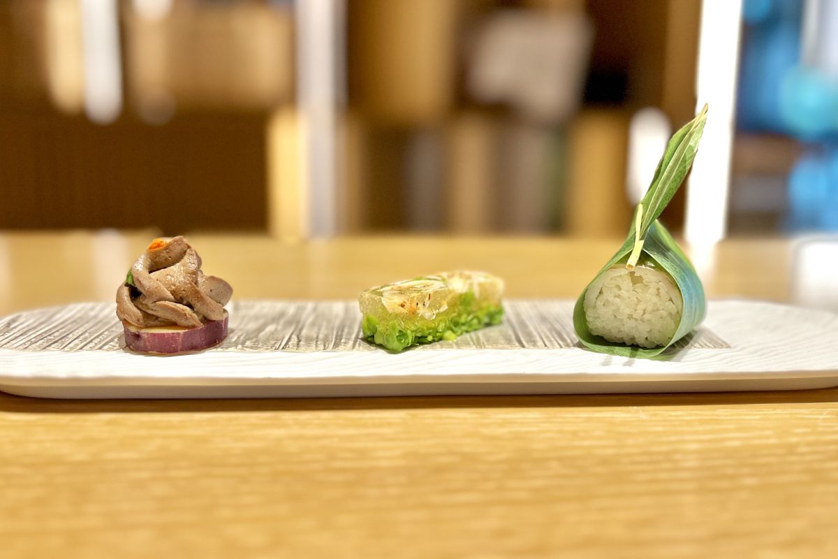 繊細に作られた料理が並ぶ