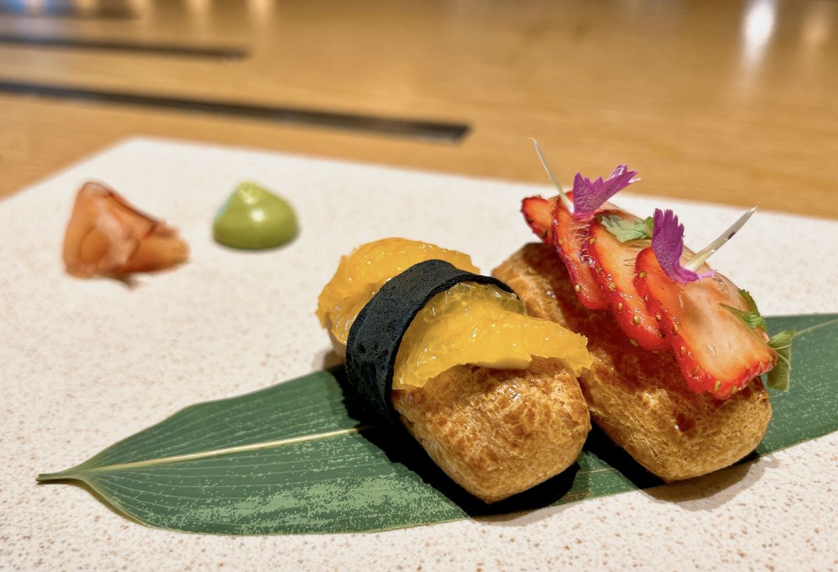 写真左から甘夏、イチゴのお菓子のお寿司