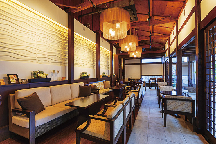 外にはテラス席も