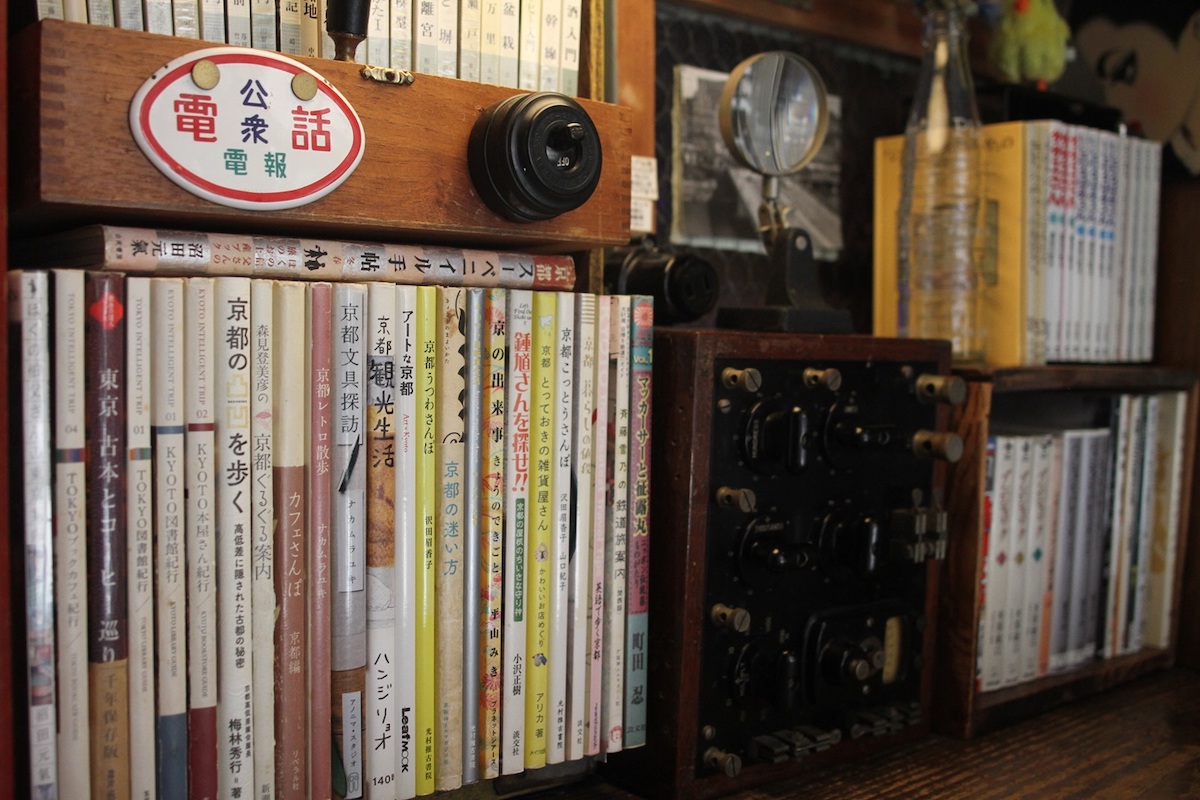 京都にまつわる雑誌や書籍もたくさん。観光の合間に立ち寄るのも◎
