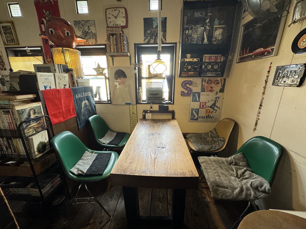 4人がけのテーブル席もあるのでグループでの来店もおすすめ