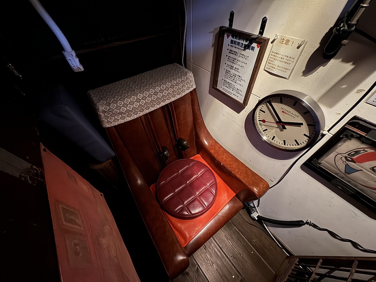 昔の銭湯にあったような古いマッサージチェアも利用可能