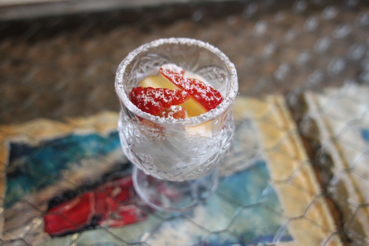 デザートにはフルーツがトッピングされたカスピ海ヨーグルト