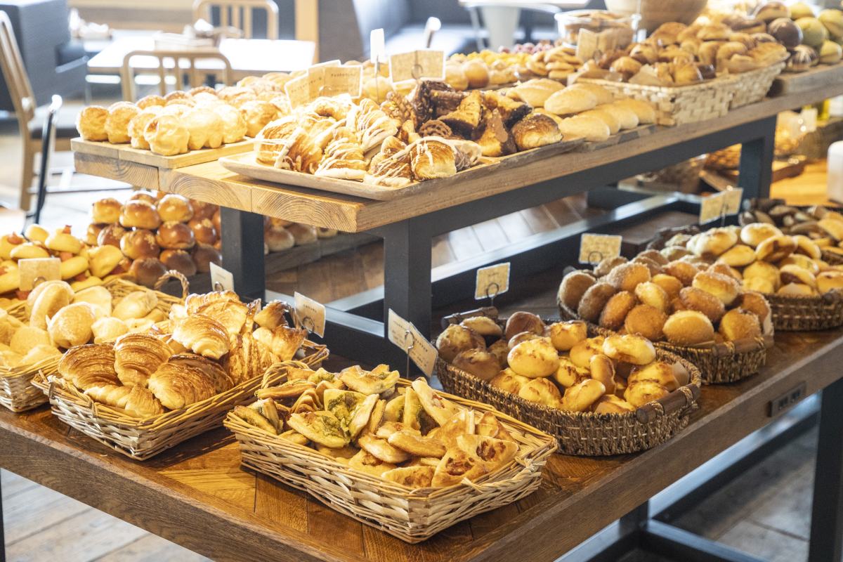 焼き立てパンがずらり