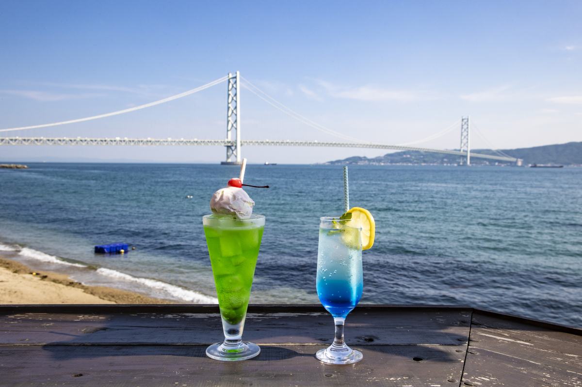 「メロンクリームソーダ」880円(左)、「ノンアルコールカクテル」770円(右)